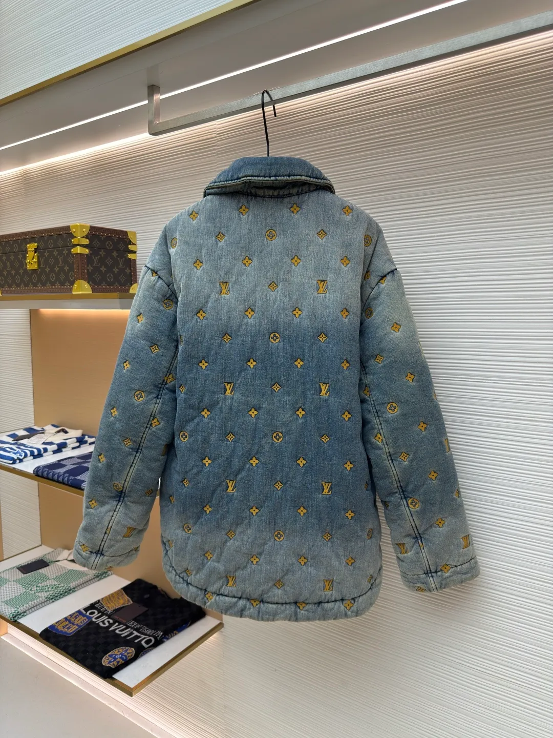 LOUIS VUITTON padded denim jacket-style shirt ●Authentic product: purchased and developed for 35999 ●Item number: 1680499-D10 ●Material: denim fabric ●Technology: washed production ●Version: fitted version ●Weight: about 1795 grams ●Size: 46-48-50-52 ●Description: This padded denim jacket-style shirt comes from the 2024 spring and summer show, decorated with a full-frame Monogram Quilted effect embroidery. The washed effect gives a soft and distressed look, adding a unique touch to winter outings. The overall wiring is straight and delicate, the fabric is comfortable and soft, and the color is consistent without color difference. It can be matched with the same style to create a fashionable look and control various occasions. Customized accessories, complete with three standards, same style for men and women!